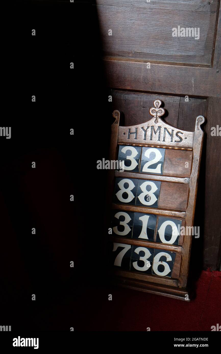 Un panneau d'hymnes de chêne foncé avec des nombres dans une église de campagne à Shropshire, Angleterre, Royaume-Uni Banque D'Images