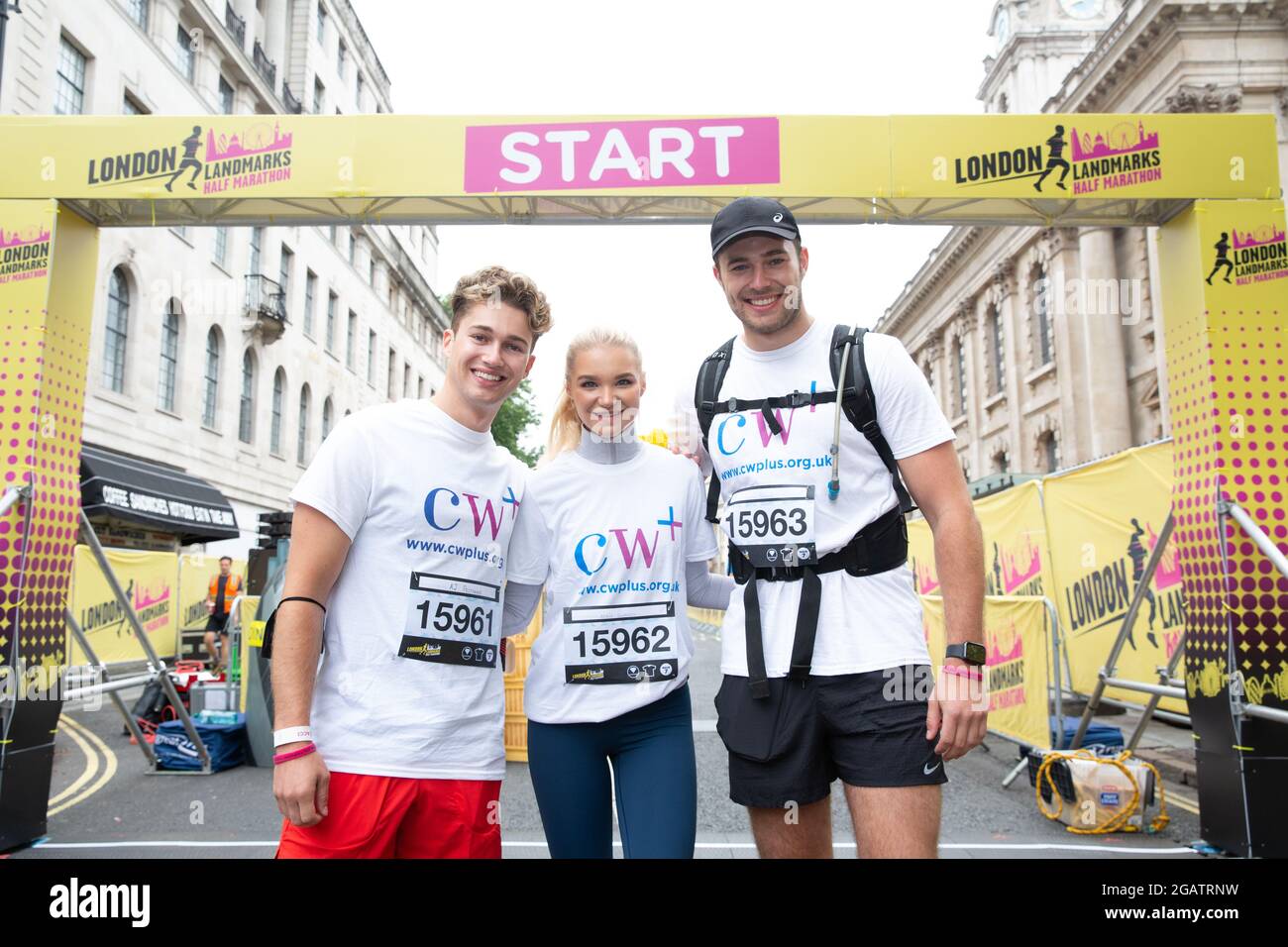 USAGE ÉDITORIAL SEULEMENT (de gauche à droite) AJ Pritchard, Abbie Quinnen et Curtis Pritchard participent au semi-marathon des monuments de Londres, organisé par l'organisme de bienfaisance Tommy's. Banque D'Images