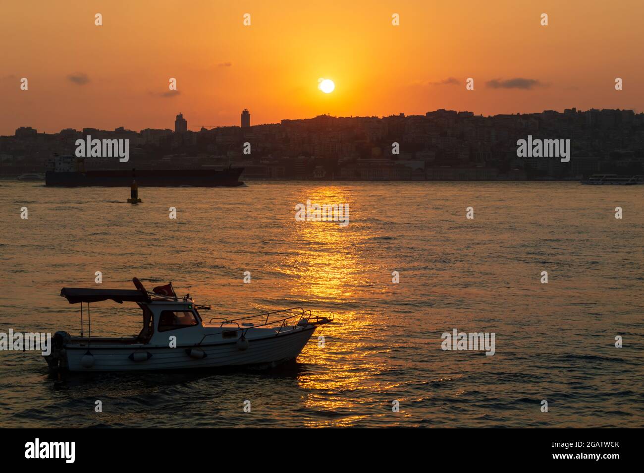 Coucher de soleil sur la mer le soir avec lumière du soleil orange et bateau. Horizon du Bosphore d'Istanbul et arrière-plan de coucher de soleil. Beau papier peint Banque D'Images