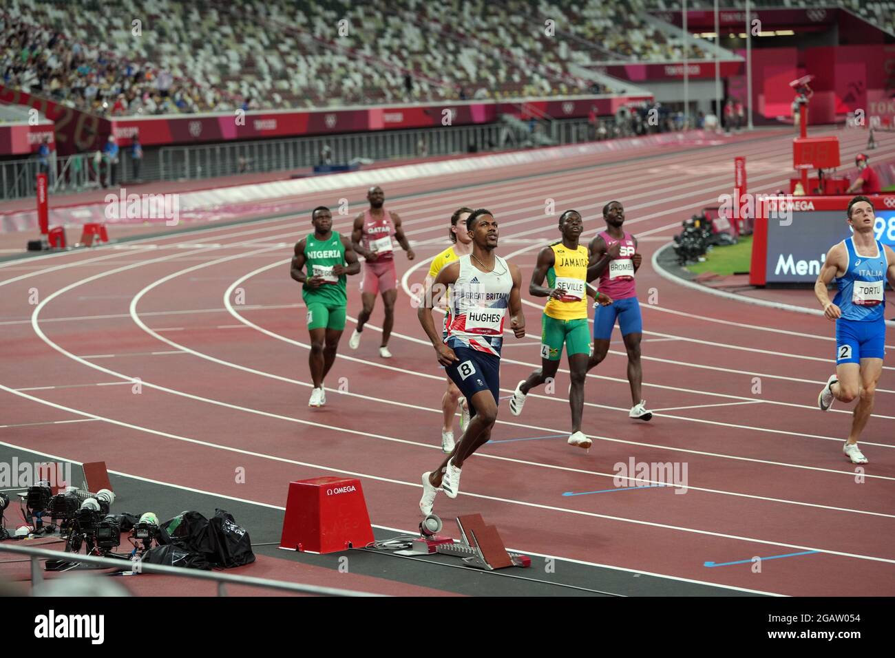 1er août 2021 ; Stade olympique, Tokyo, Japon : Tokyo 2020 Jeux Olympiques d'été jour 9 ; Mens 100 mètres semi-finale chauffes ; HUGHES Zharnel, de Grande-Bretagne, remporte la demi-finale numéro 2 devant ADEGOKE Enoch (NGR) BROMELL Trayvo (USA) SEVILLE oblique (JAM) BROWNING Rohan (AUS)MASWANGANYI Shaun (RSA) TORTU Filippo (ITA) et FemOGDE UNOI (QAT) Banque D'Images