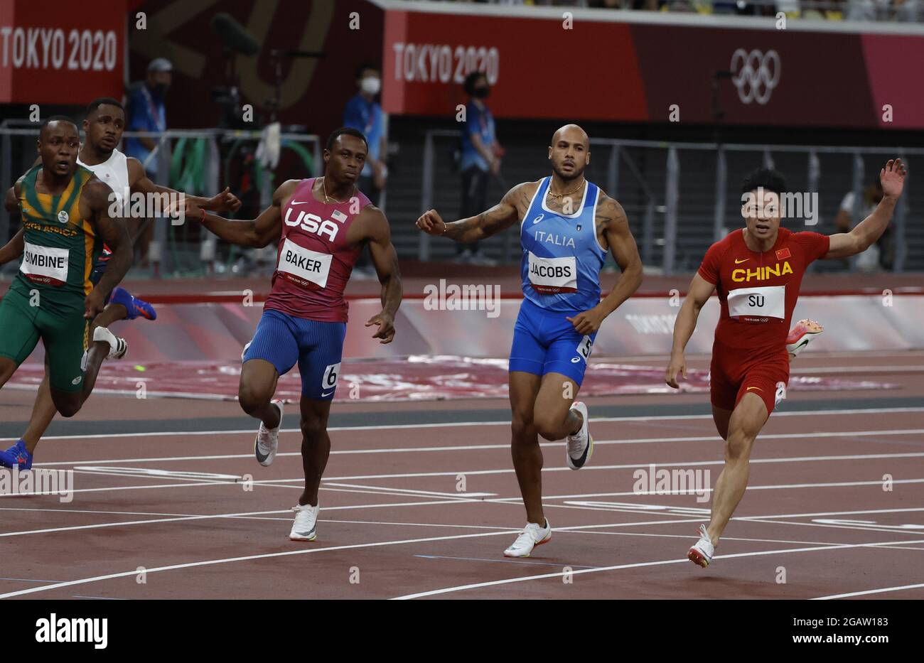 Le Bingtian su (R) de la Chine réagit après avoir remporté la chaleur semi-vaginale de 100m trois avec un temps de 9.83 avec le Lamont Marcell Jacobs de l'Italie, troisième avec 9.84, et le Ronnie Baker deuxième avec 9.83 aux États-Unis au stade olympique pendant les Jeux olympiques d'été de 2020 à Tokyo, Japon, le dimanche 1er août 2021. Photo par Tasos Katopodis/UPI Banque D'Images