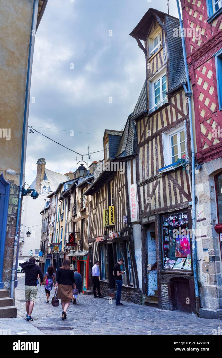 Bâtiments à colombages colorés avec des acheteurs à Rennes, Bretagne, France Banque D'Images