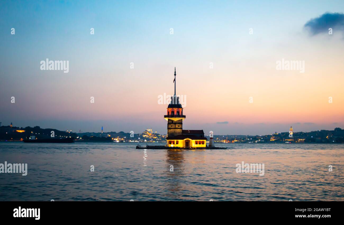 Tour de la jeune fille (Kiz Kulesi), coucher de soleil à la tour de la jeune fille à Istanbul. Coucher de soleil sur le Bosphore avec lumières de la ville d'Istanbul arrière-plan. Grand angle. Banque D'Images