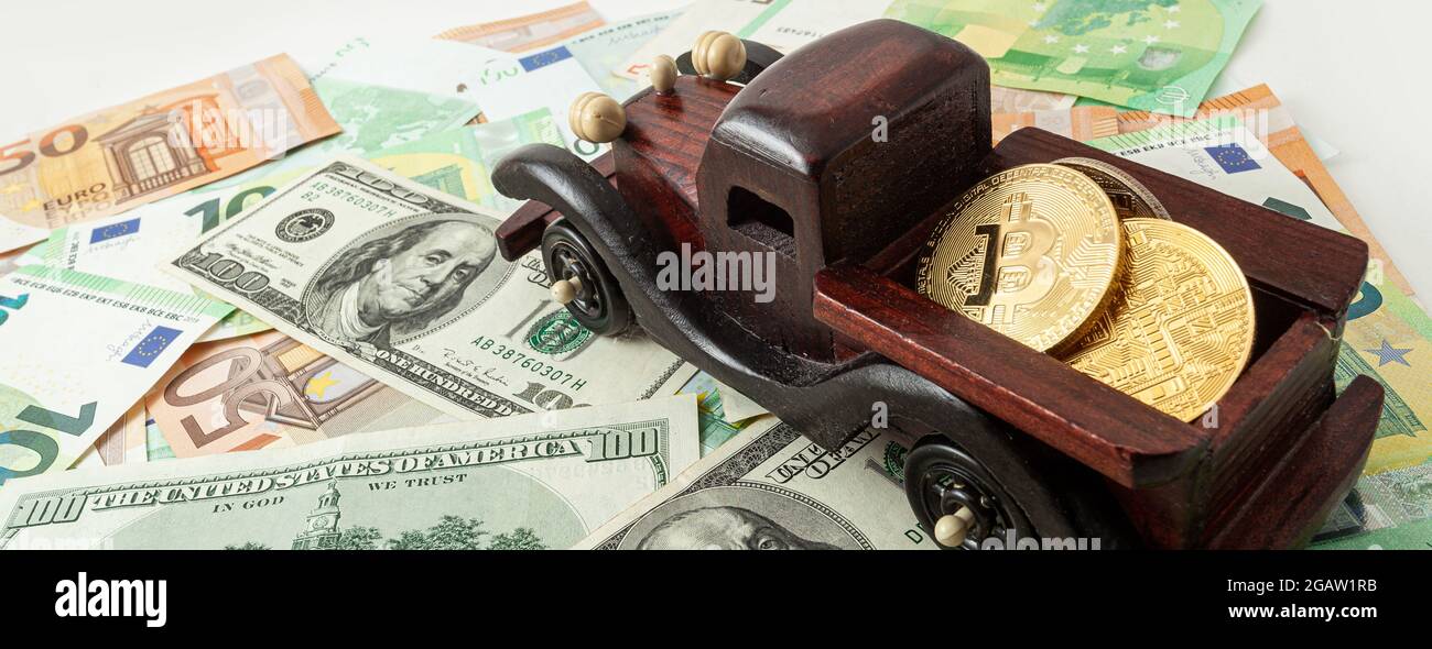 machine en bois avec bitcoins sur euro et dollars texture panorama de fond Banque D'Images