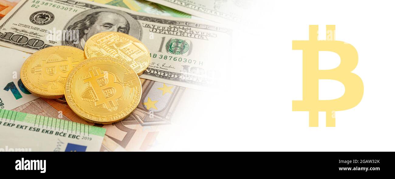 bitcoins sur un fond de texture de panorama euro et dollars Banque D'Images