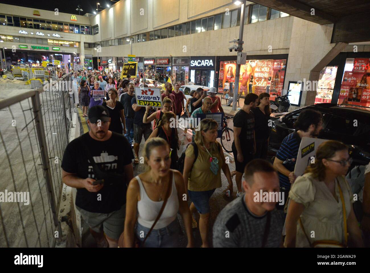 Manifestation contre les restrictions du coronavirus, la coercition vaccinale et le nouveau Green badge à tel Aviv, Israël, le 31 2021 juillet. La semaine dernière, le ministère israélien de la Santé avait déclaré que le pays serait le premier au monde à donner une troisième dose de vaccination des vaccins Pfizer et Moderna - pas encore approuvé par la FDA. En juin, le gouvernement a élargi les efforts de vaccination, encourageant les jeunes de 12 ans à se faire vacciner. (Photo de Matan Golan/Sipa USA) Banque D'Images