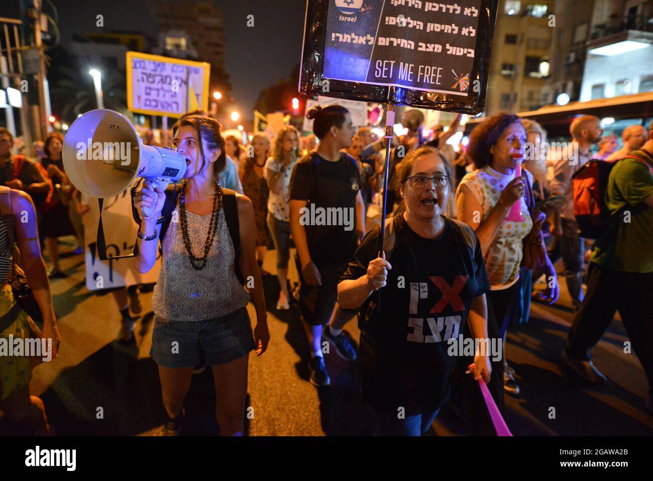 Manifestation contre les restrictions du coronavirus, la coercition vaccinale et le nouveau Green badge à tel Aviv, Israël, le 31 2021 juillet. La semaine dernière, le ministère israélien de la Santé avait déclaré que le pays serait le premier au monde à donner une troisième dose de vaccination des vaccins Pfizer et Moderna - pas encore approuvé par la FDA. En juin, le gouvernement a élargi les efforts de vaccination, encourageant les jeunes de 12 ans à se faire vacciner. (Photo de Matan Golan/Sipa USA) Banque D'Images