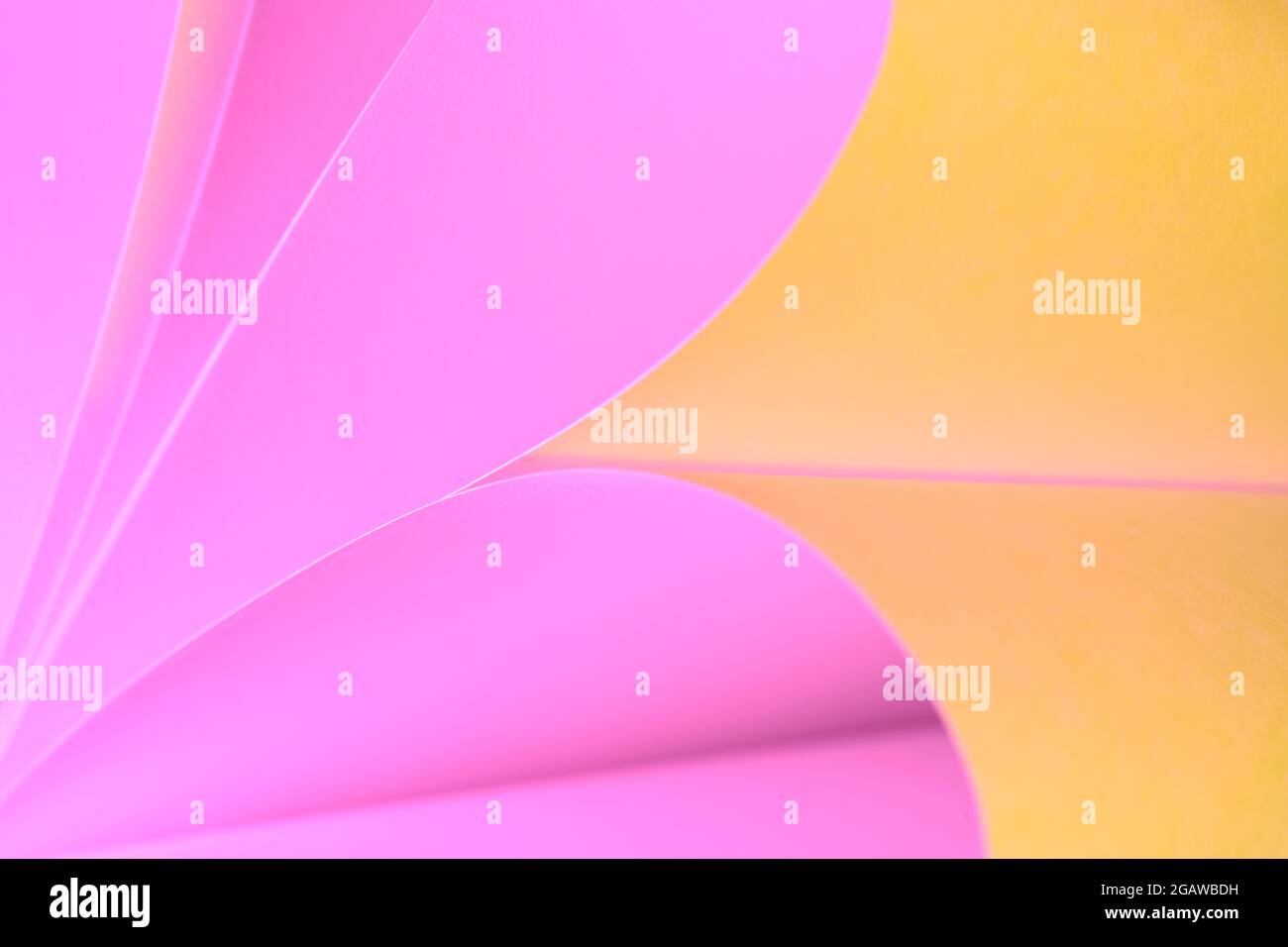 Feuilles de papier éclairées par deux flashguns avec gels colorés à l'avant pour leur ajouter de la couleur Banque D'Images