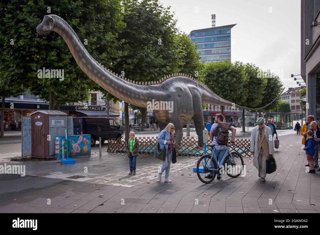 Modèles de dinosaures grandeur nature exposés à divers endroits dans le centre-ville de Bochum, ici: Diplodocus, Rhénanie-du-Nord-Westphalie, Allemagne. Lebensgros Banque D'Images