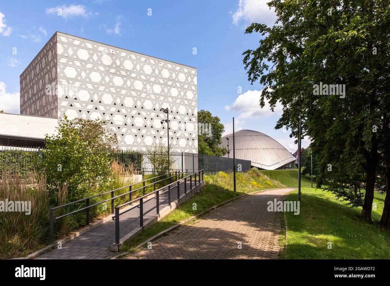 La synagogue de la communauté juive Bochum, en arrière-plan le planétarium Zeiss, Bochum, Rhénanie-du-Nord-Westphalie, Allemagne. Die Synagoge der Jued Banque D'Images