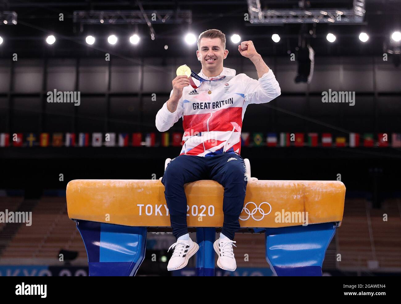 Tokyo, Japon. 1er août 2021. Max Whitlock de Grande-Bretagne pose pour des photos après la finale de gymnastique artistique du cheval de pommel masculin aux Jeux Olympiques de Tokyo 2020 à Tokyo, Japon, le 1er août 2021. Crédit : CAO CAN/Xinhua/Alay Live News Banque D'Images