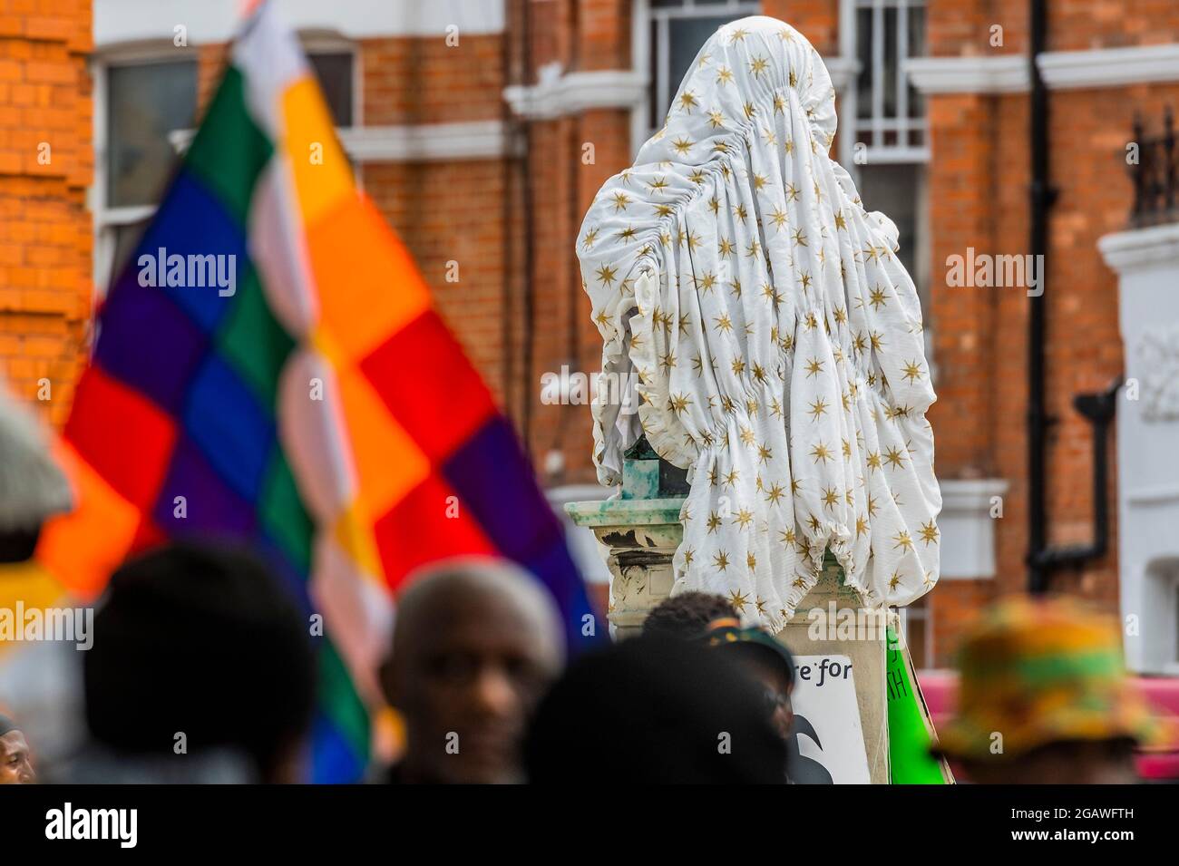 Londres, Royaume-Uni. 1er août 2021. Un buste de Sir Henry Tate à Windrush Square est couvert d'un drap - des groupes de Londres, Preston, Manchester et d'autres régions viennent à Brixon pour appeler le gouvernement à imposer une nouvelle loi Windrush. Ils se sont joints à un rassemblement du jour de l'émancipation pour exiger une nouvelle législation pour rendre justice à la génération Windrush et à leurs descendants qui ont vu leur citoyenneté britannique révoquée lorsque le scandale a éclaté en 2018. Les groupes appellent également à des réparations. Crédit : Guy Bell/Alay Live News Banque D'Images