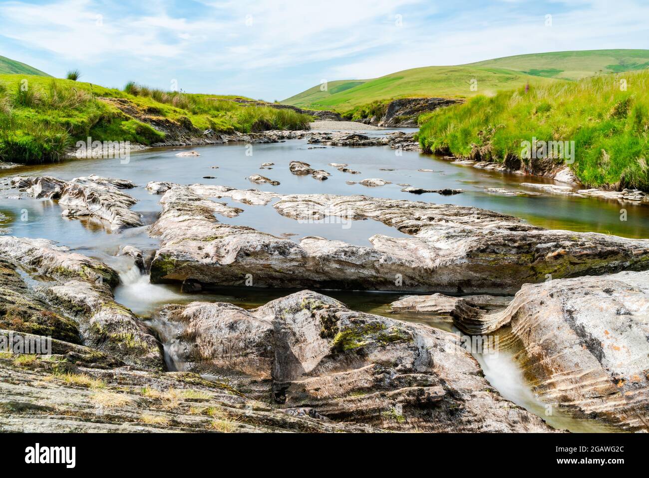 Vue sur la magnifique campagne galloise avec la rivière Afon Elan dans la vallée d'Elan, Powys, pays de Galles. Effet de longue exposition. Banque D'Images