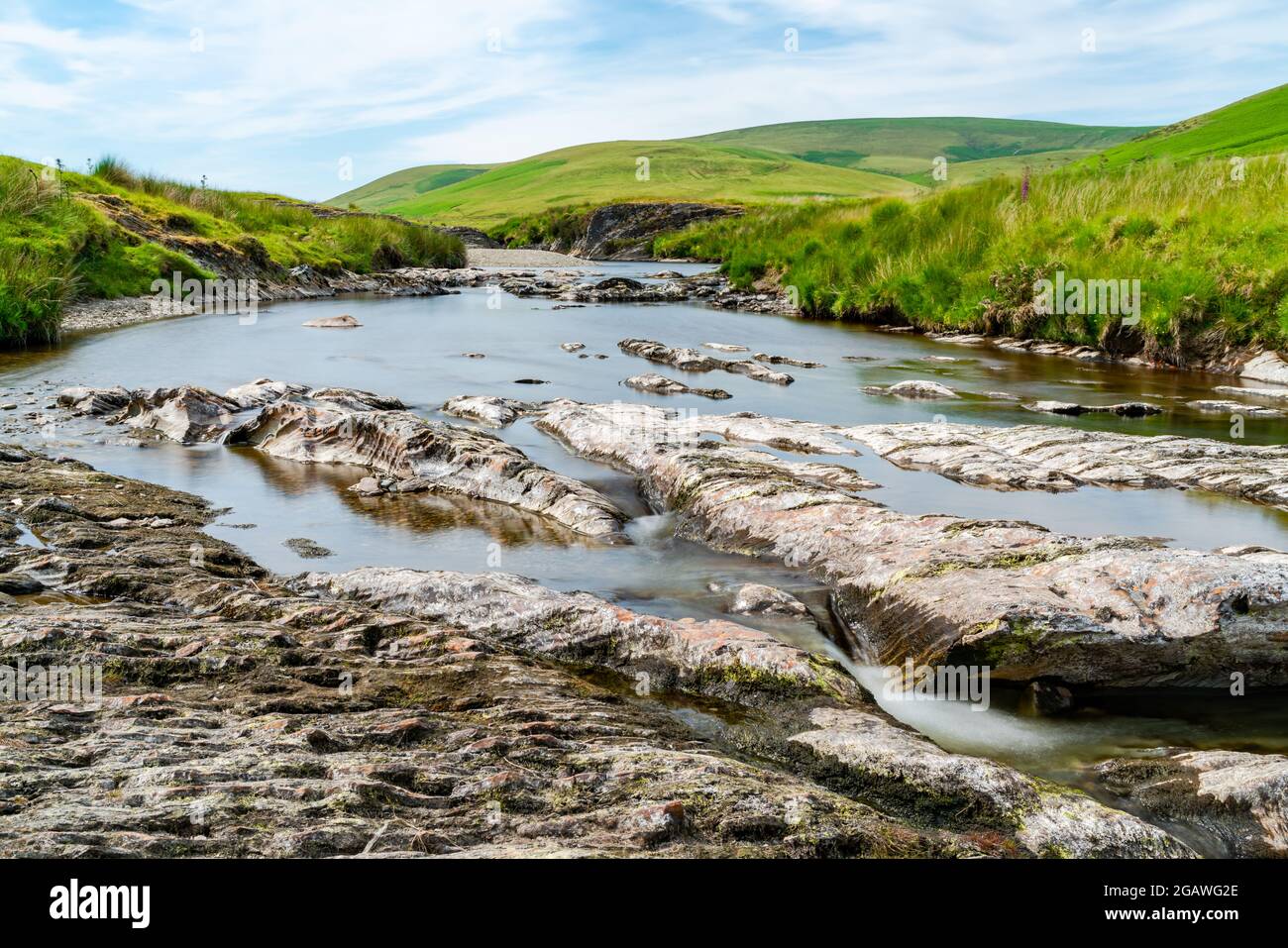 Vue sur la magnifique campagne galloise avec la rivière Afon Elan dans la vallée d'Elan, Powys, pays de Galles. Effet de longue exposition. Banque D'Images