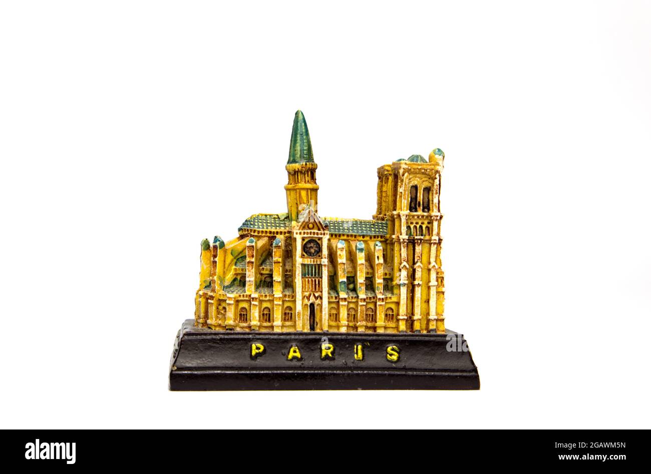 Figurine cathédrale notre Dame isolée sur fond blanc. Souvenir de Paris. Figurine métallique de Paris. Banque D'Images