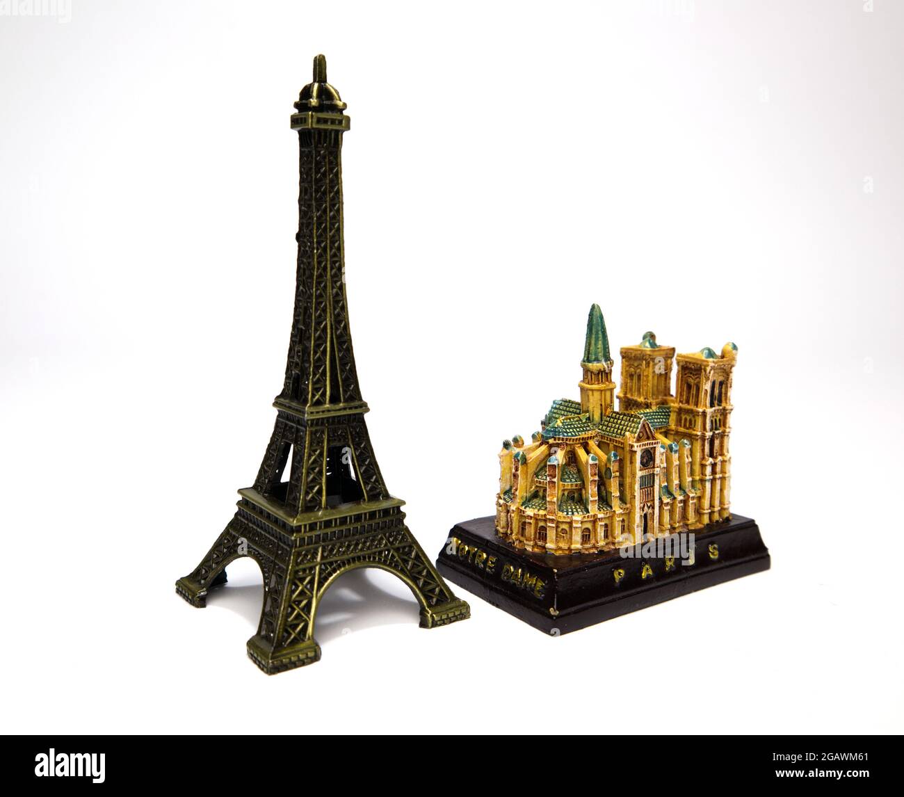 La tour Eiffel et la cathédrale notre-Dame sont des figurines isolées sur fond blanc. Souvenir de Paris. Figurines métalliques des monuments de Paris. Banque D'Images