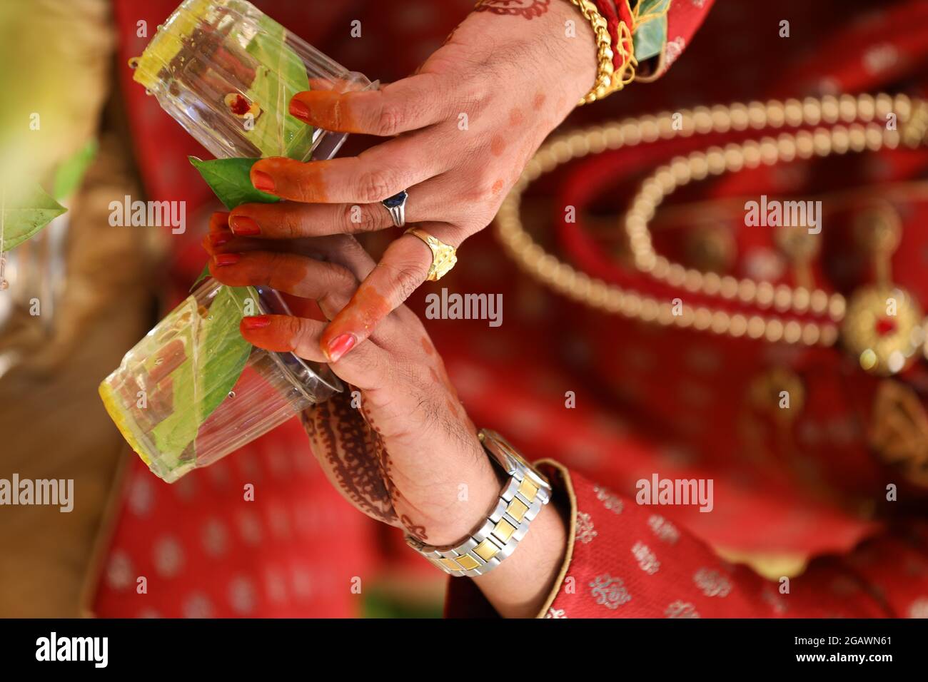 à l'événement de mariage indien exécutant pooja avec de l'eau Banque D'Images