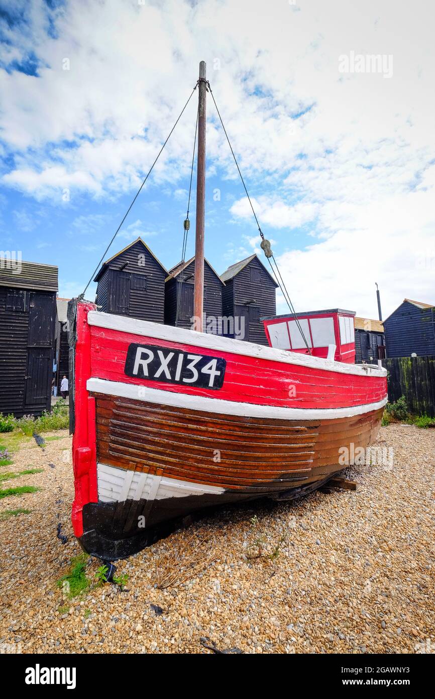 Bateau de pêche historique et maisons Fischermens net, Hastlings Old Town, Hastlings, East Sussex, Royaume-Uni Banque D'Images