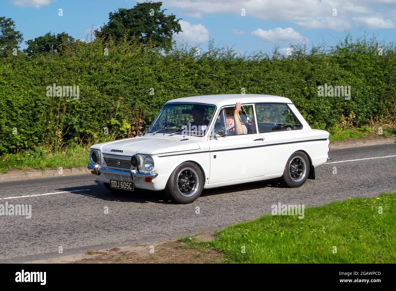 Une voiture classique d'époque Chamois White Pétrol, chanteuse des années 1965, arrive au salon de la voiture classique Capesthorne Hall. Banque D'Images