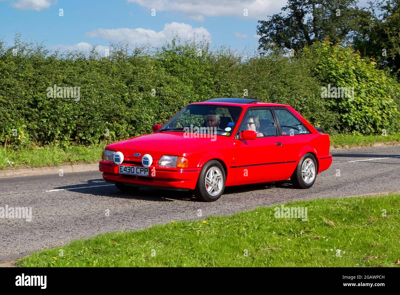Une Ford Escort XR3i classique rouge des années 80 arrive au salon de la voiture classique de Capesthorne Hall. Banque D'Images