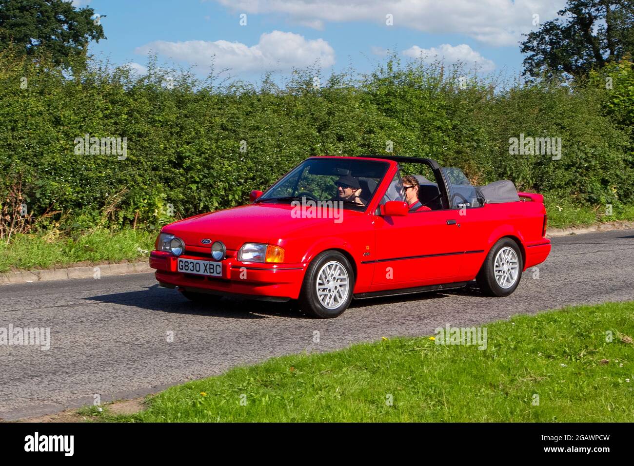 Une Ford Escort Xr3i des années 1989 80s voiture Rouge Cabriolet classique vintage arrivant au salon de la voiture classique de Capesthorne Hall. Banque D'Images