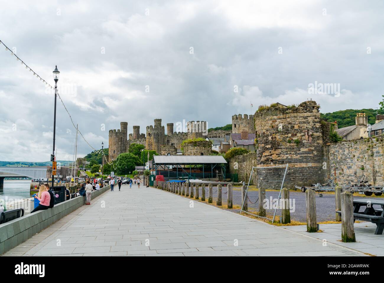 CONWY, PAYS DE GALLES - 04 JUILLET 2021 : vue sur la promenade Conwy et le célèbre château Conwy du XIIIe siècle Banque D'Images