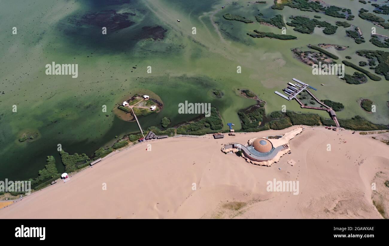 Yinchuan. 31 juillet 2021. Photo aérienne prise le 31 juillet 2021 montre le paysage de la région pittoresque du lac Shahu dans le comté de Pingluo, Shizuishan, région autonome de Ningxia hui, dans le nord-ouest de la Chine. Crédit: Wang Peng/Xinhua/Alay Live News Banque D'Images