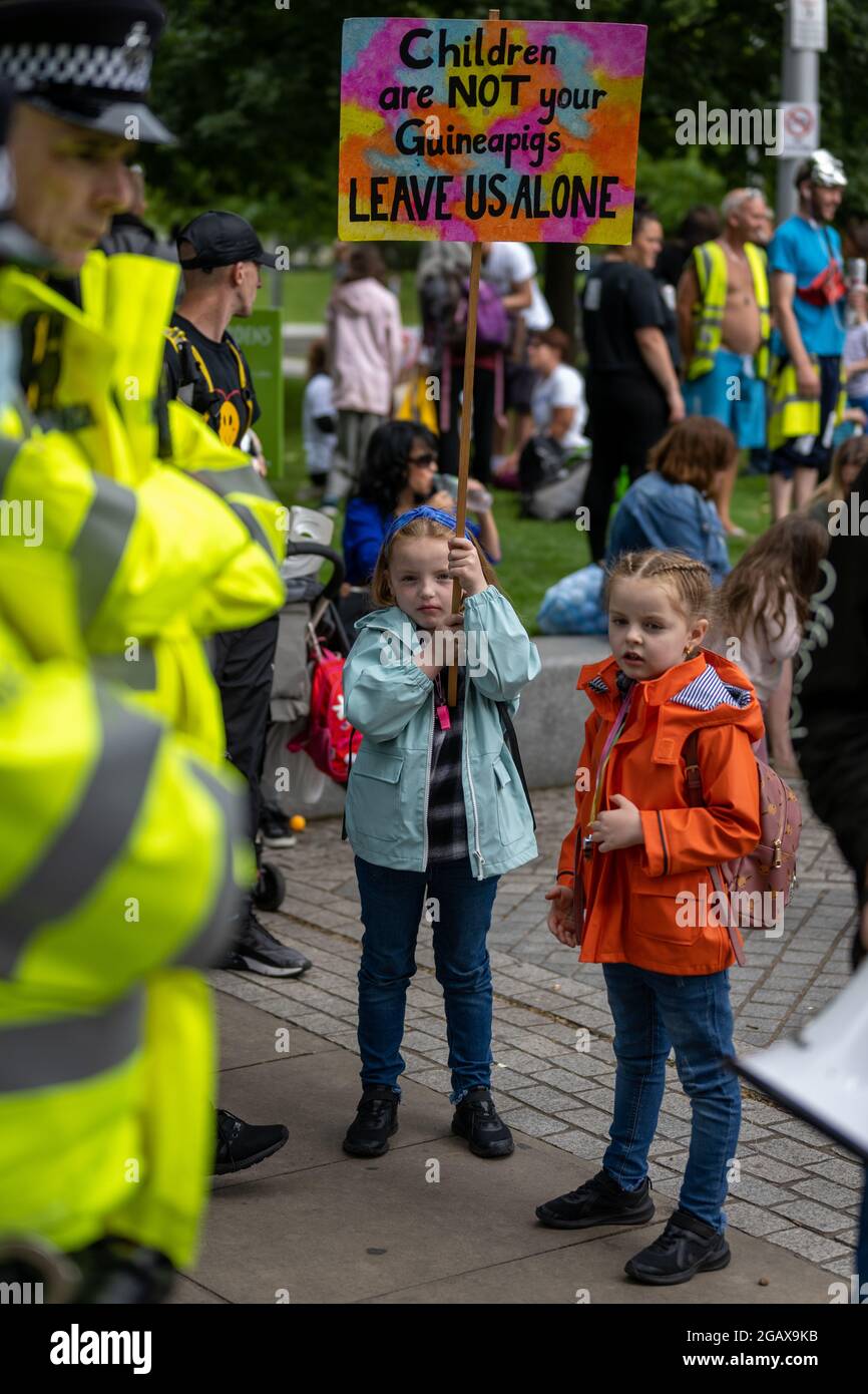 Londres, Royaume-Uni - juillet 31 2021: La marche anti-vaccin pour enfants du London Eye à Trafalgar Square Credit: Thomas Eddy/Alay Live News Banque D'Images
