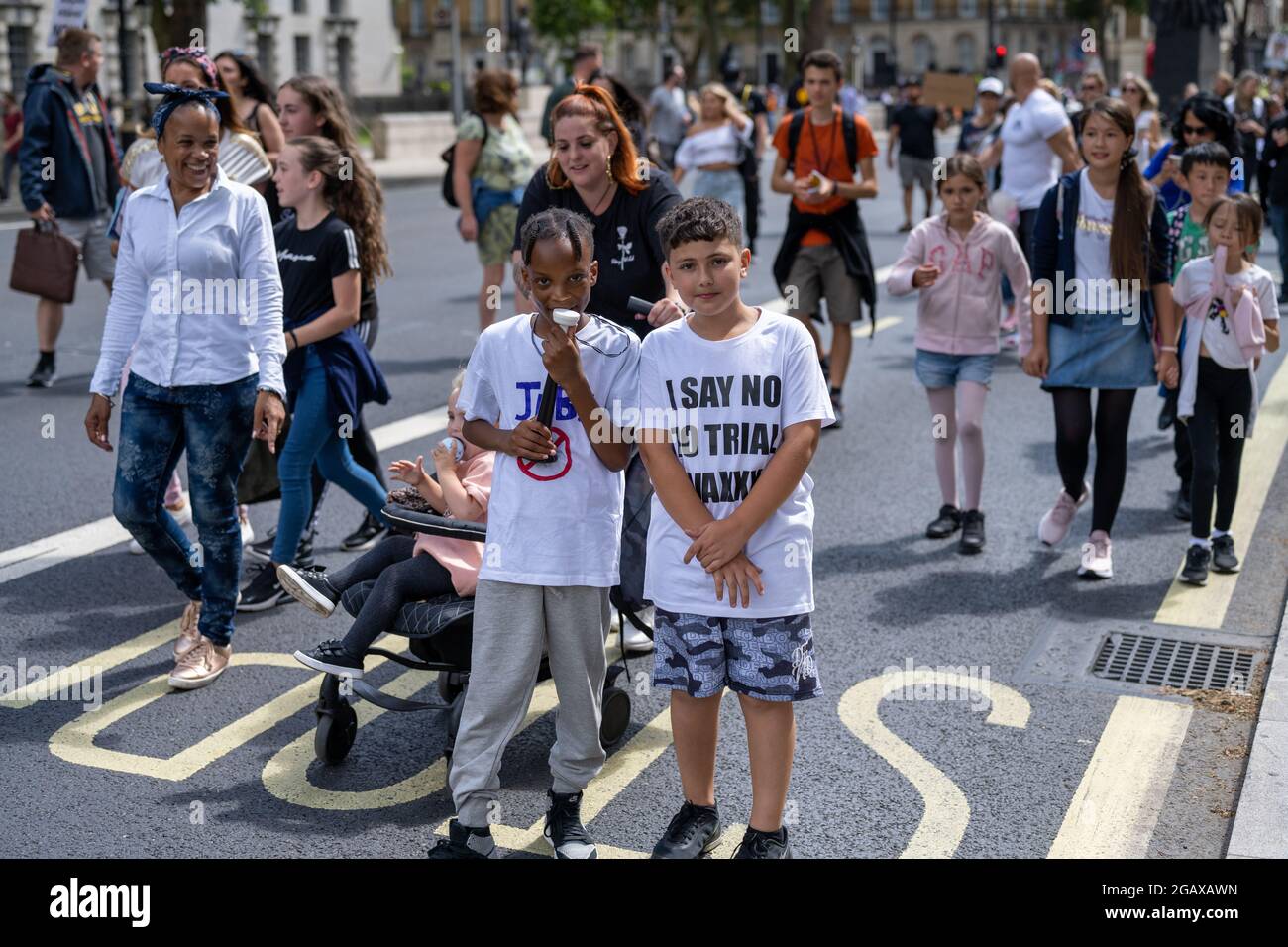 Londres, Royaume-Uni - juillet 31 2021: La marche anti-vaccin pour enfants du London Eye à Trafalgar Square Credit: Thomas Eddy/Alay Live News Banque D'Images