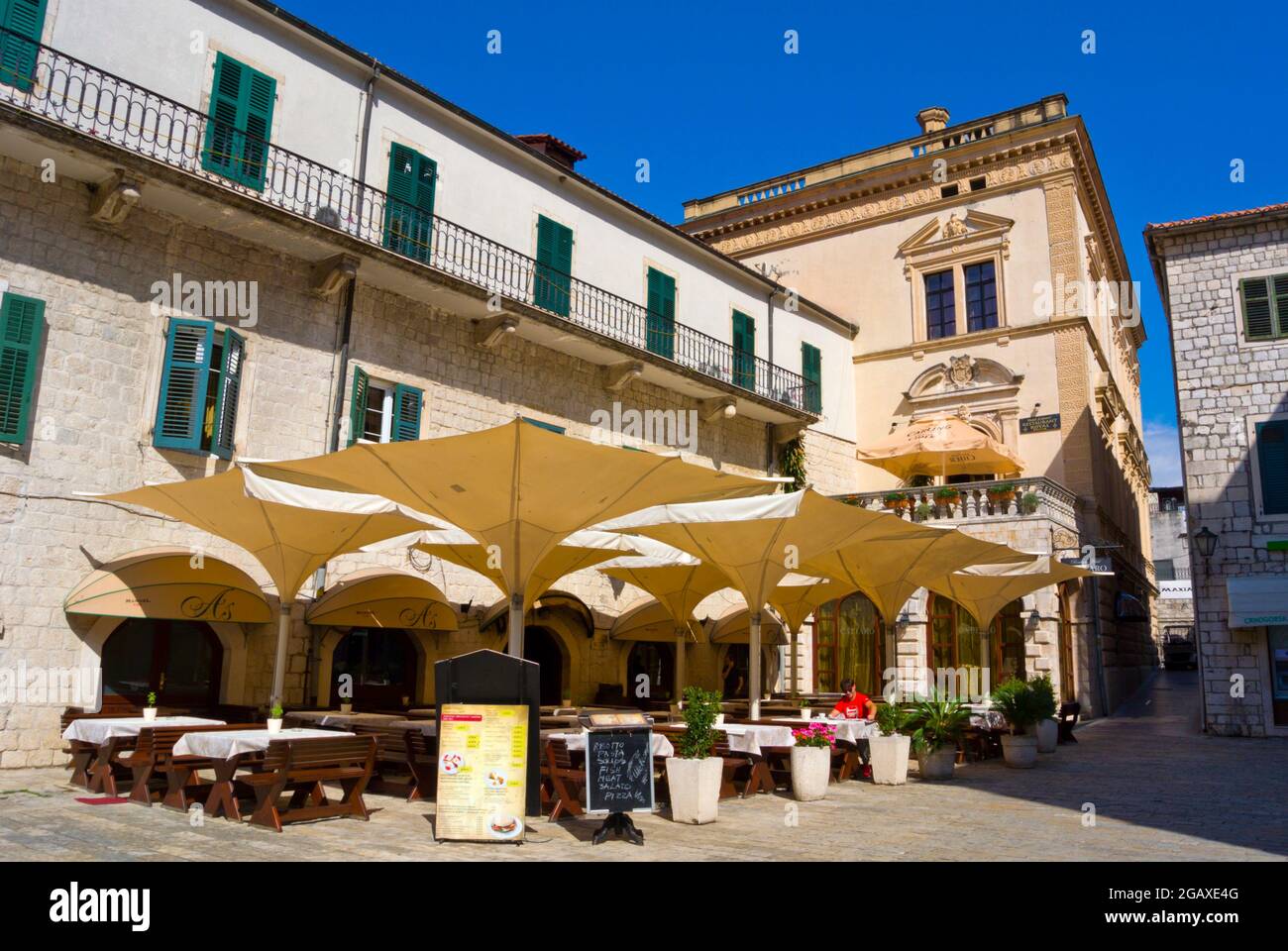 Terrasse de restaurant, Trg od Oruzja, place des armes, Stari grad, vieille ville, Kotor, Monténégro Banque D'Images