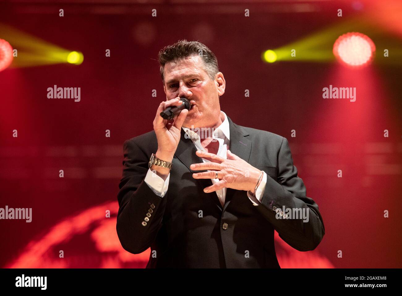 Tony Hadley chante avec son groupe The Fabulous TH Band au festival de musique Fantasia à Maldon, Essex, Royaume-Uni Banque D'Images