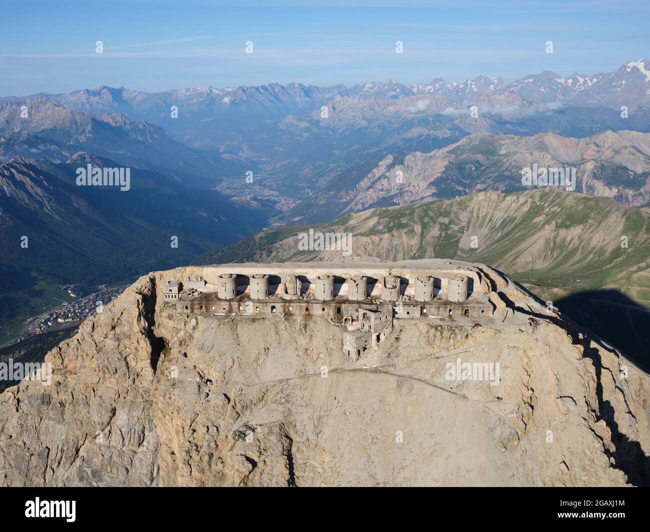 VUE AÉRIENNE. Batterie du Mont Chaberton, la plus haute fortification d'Europe à une altitude de 3131 mètres asl. Montgenèvre, Hautes-Alpes, France. Banque D'Images