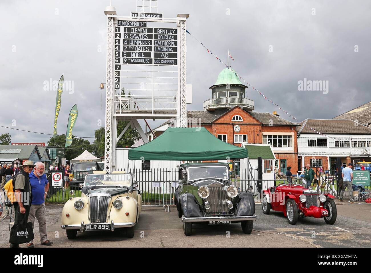 Daimler 2,5 Special Sports Cabriolet (1951), Rolls-Royce 20/25 Limousine de Windovers (1935) et MG C Type (1933). Brooklands Museum Members Classic car Show et Retrojumble. Weybridge, Surrey, Royaume-Uni. 1 août 2021. Des centaines de voitures classiques ont rempli le Finishing Straight une fois de plus lors du premier événement de masse post-confinement du musée. Brooklands Museum est le site du premier circuit de course automobile construit à cet effet au monde, construit en 1907 et finalement fermé par le déclenchement de la guerre mondiale 2 en 1939. Crédit : Ian Bottle/Alamy Live News Banque D'Images