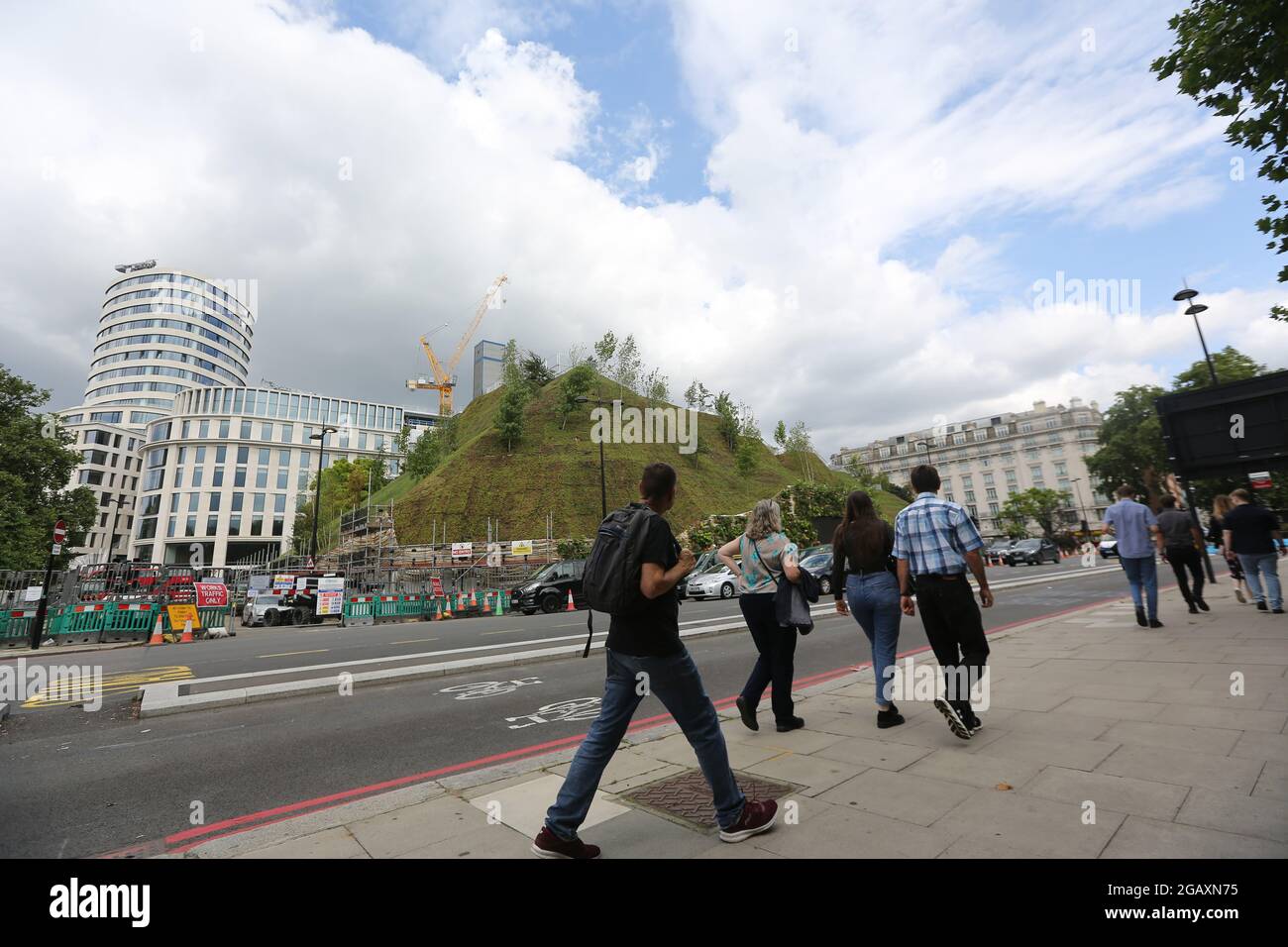 Londres, Angleterre, Royaume-Uni. 1er août 2021. Les gens marchent devant Marble Arch Mound dans le centre de Londres. L'installation de 25 mètres de haut, surnommée par la presse britannique comme « la pire attraction de Londres », vise à offrir des vues panoramiques sur Hyde Park, Mayfair et Marylebone. (Image de crédit : © Tayfun Salci/ZUMA Press Wire) Banque D'Images