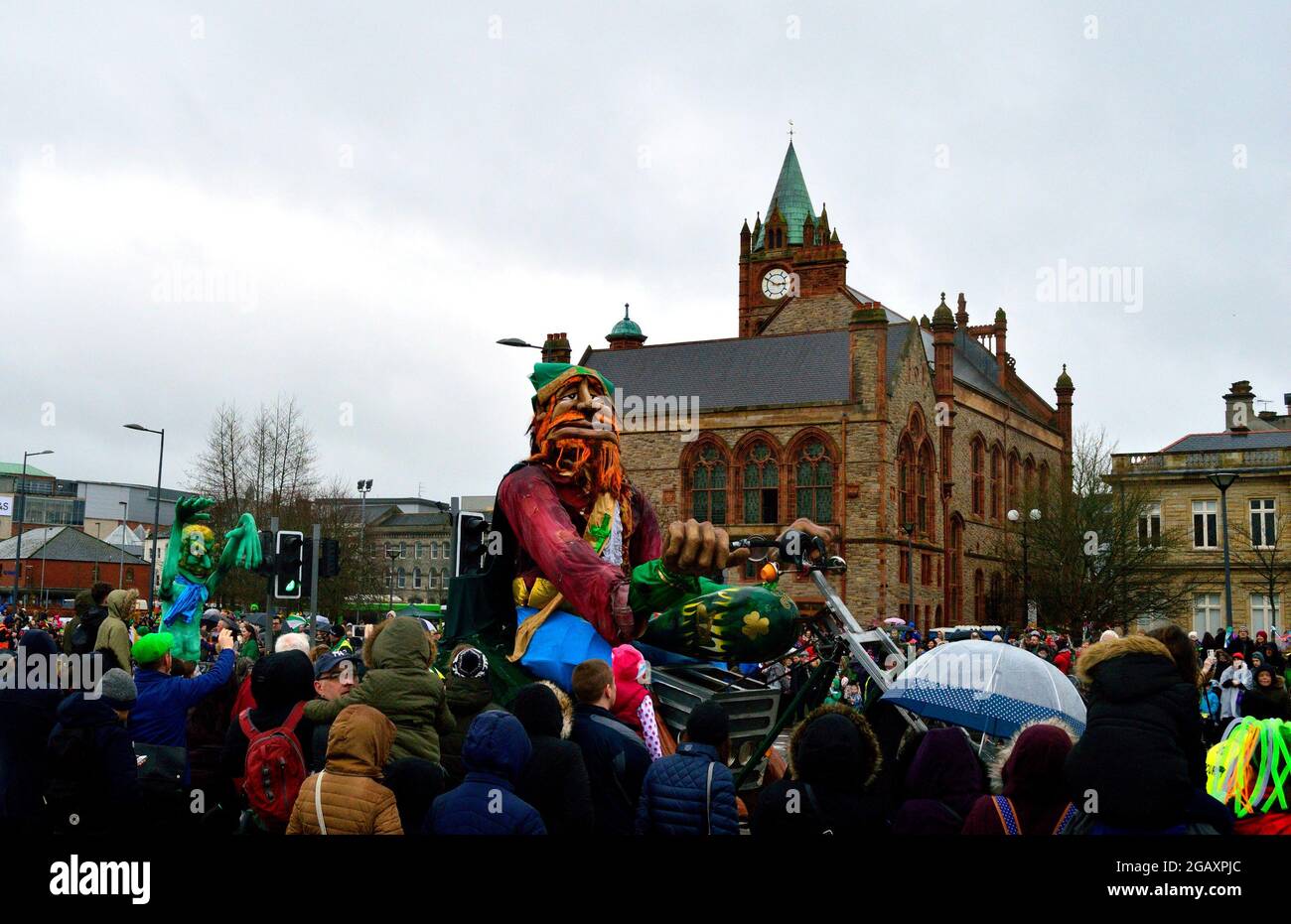 Londonderry, Irlande du Nord, Royaume-Uni.17 mars 2017.Parade annuelle de la ville de Derry pour célébrer la St Patrick devant la salle de guilde. Banque D'Images