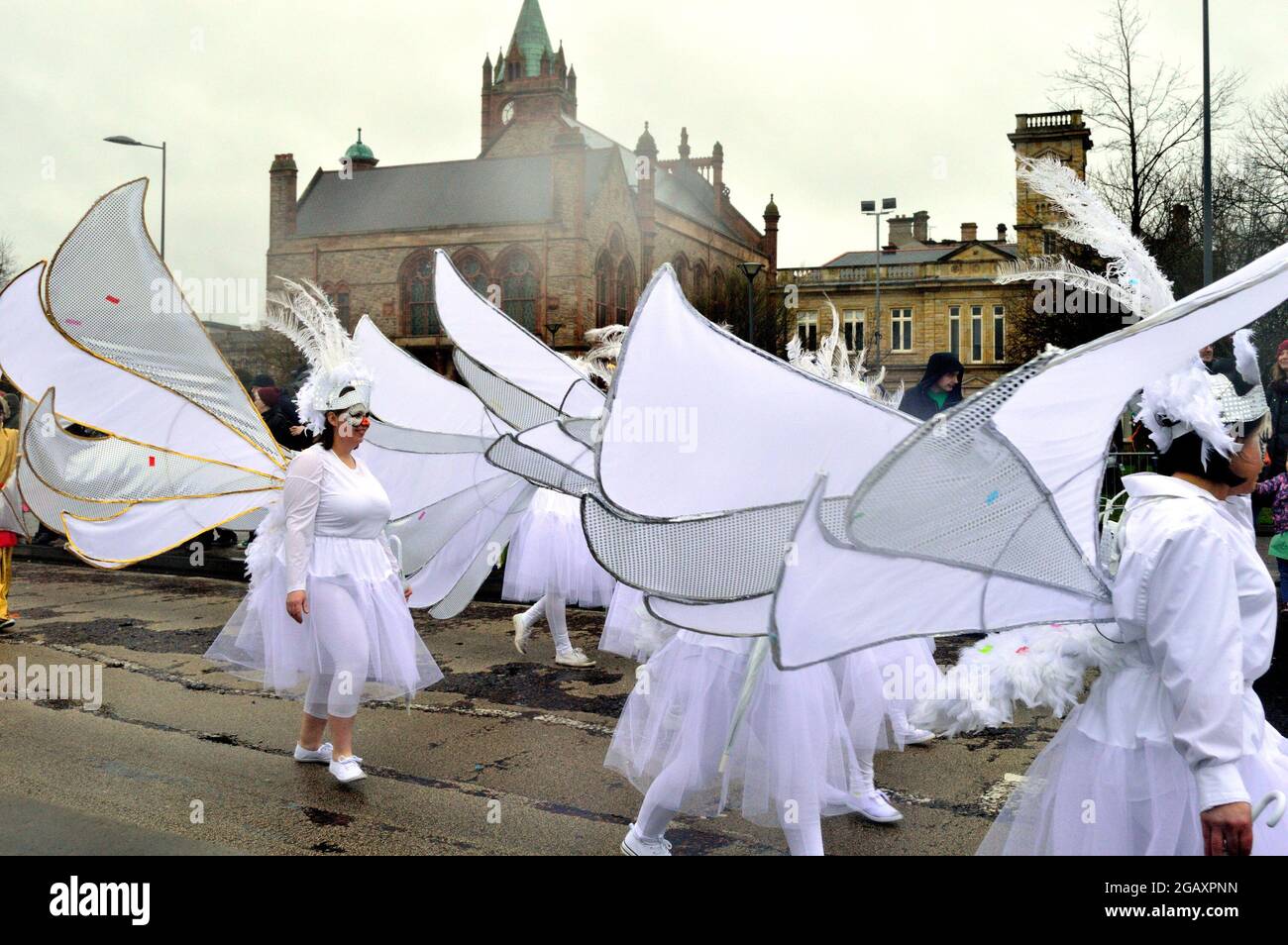 Londonderry, Irlande du Nord, Royaume-Uni.17 mars 2017.Parade annuelle de la ville de Derry pour célébrer la St Patrick devant la salle de guilde. Banque D'Images