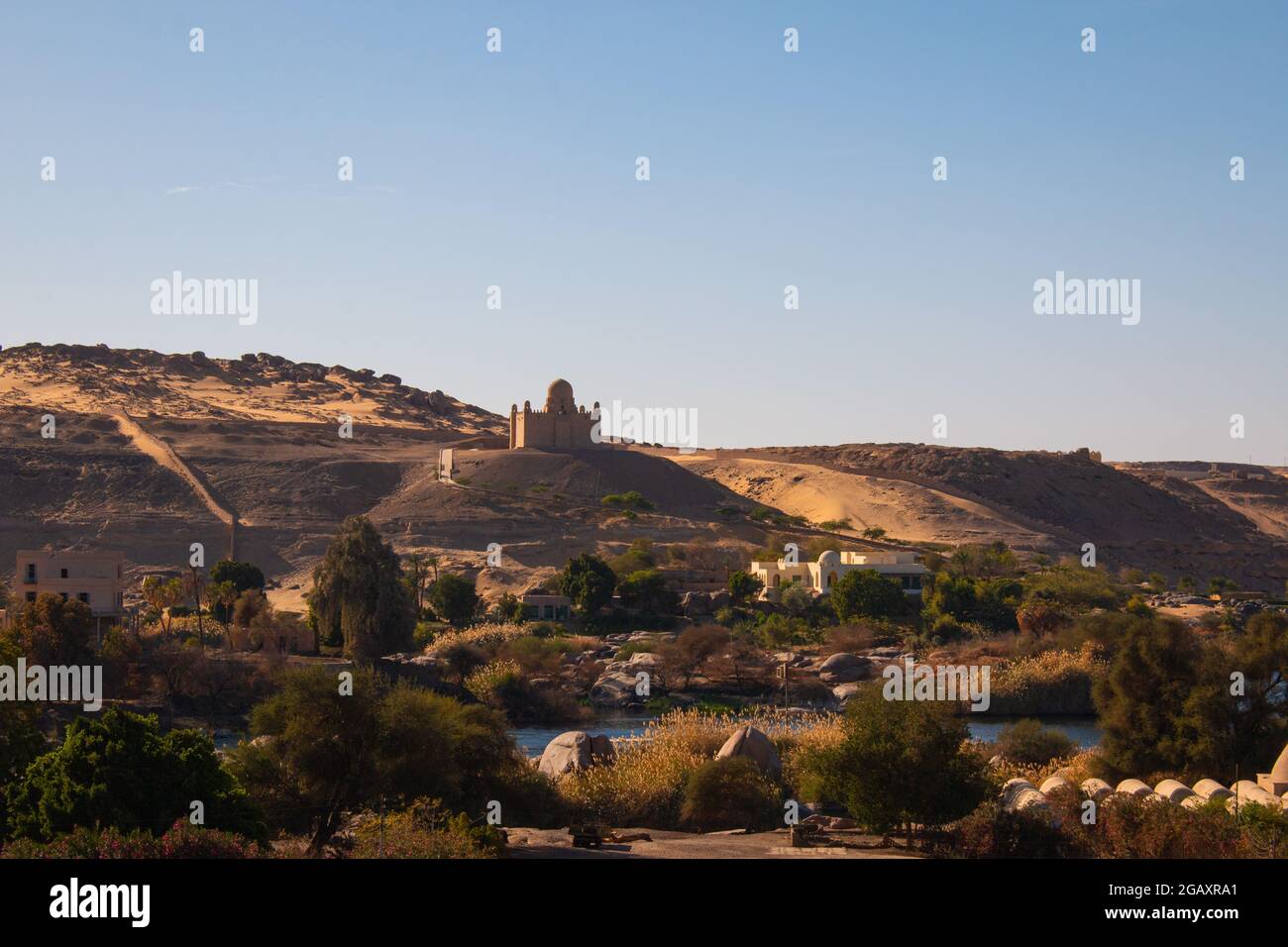 Mausolée d'Aga Khan vue du Musée d'Assouan sur l'île Éléphantine à travers le Nil, Assouan, Égypte Banque D'Images