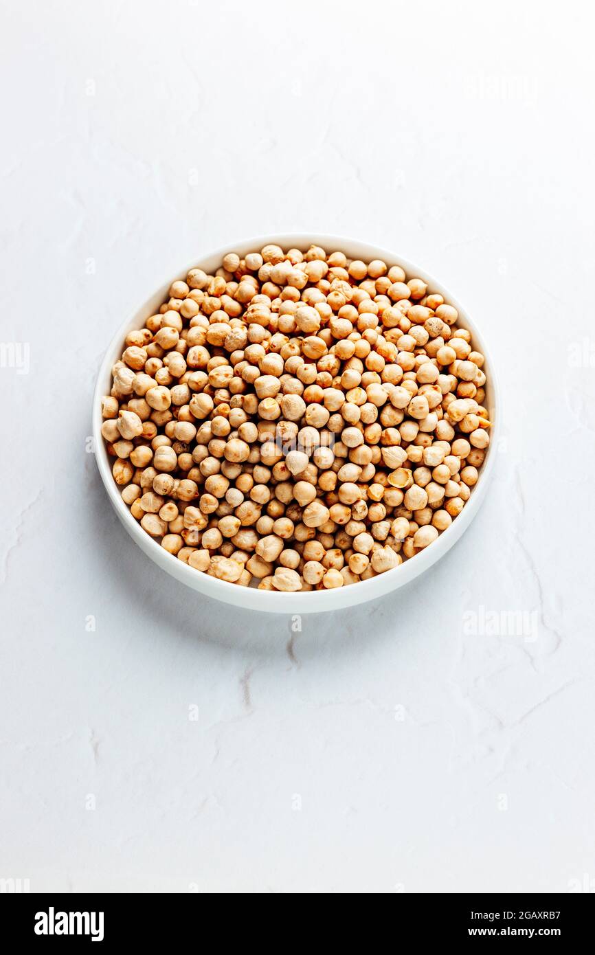 Pois chiches séchés - haricots Garbanzo séchés sur fond blanc, isolés – FOOPPIX BLANC - COPYSPACE - SALLE POUR LE TEXTE Banque D'Images