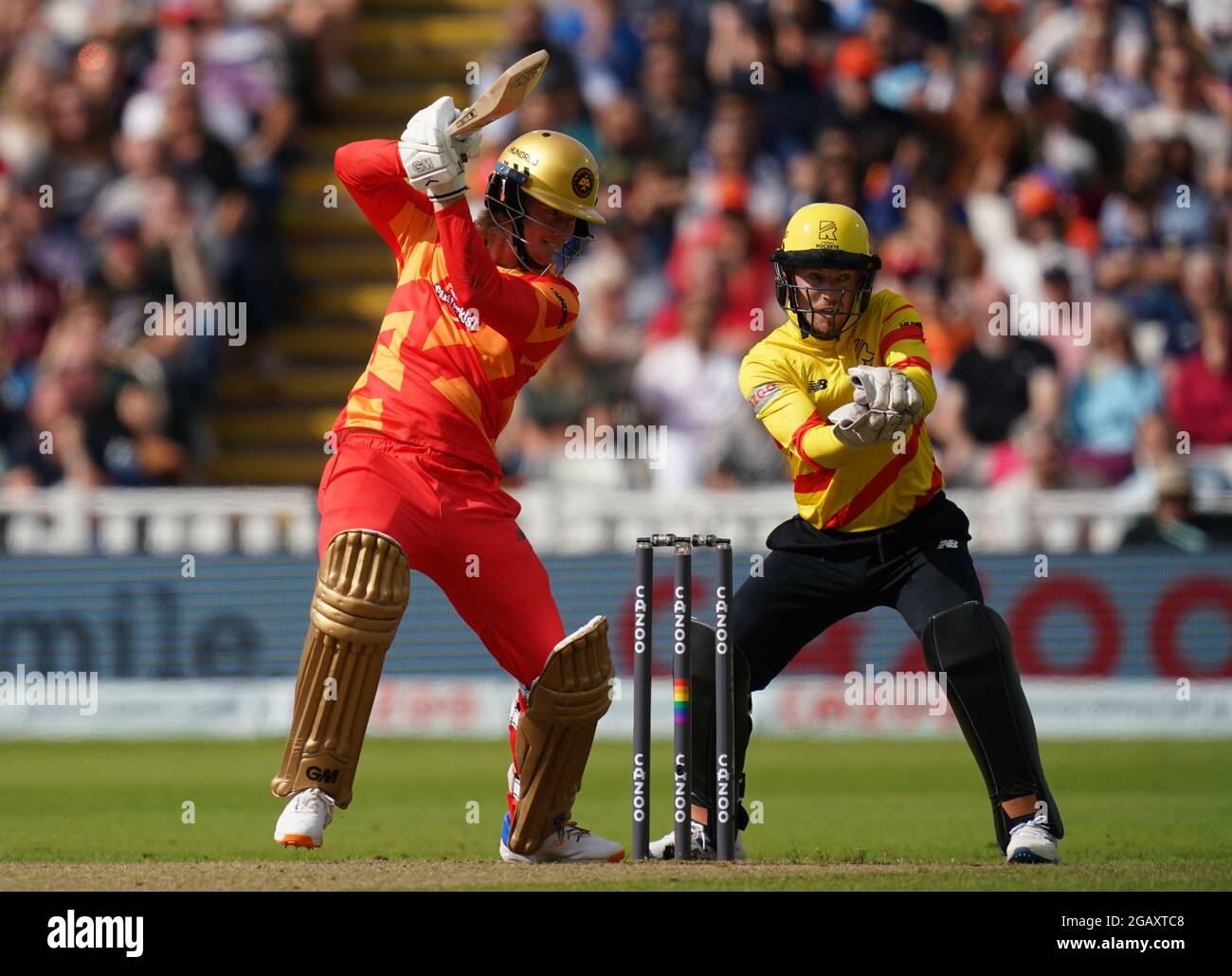 Birmingham Phoenix miles Hammond (à gauche) battant alors que Tom Moores, gardien de cricket de Trent Rockets, regarde pendant le match de cent à Edgbaston, Birmingham. Date de la photo: Dimanche 1er août 2021. Banque D'Images