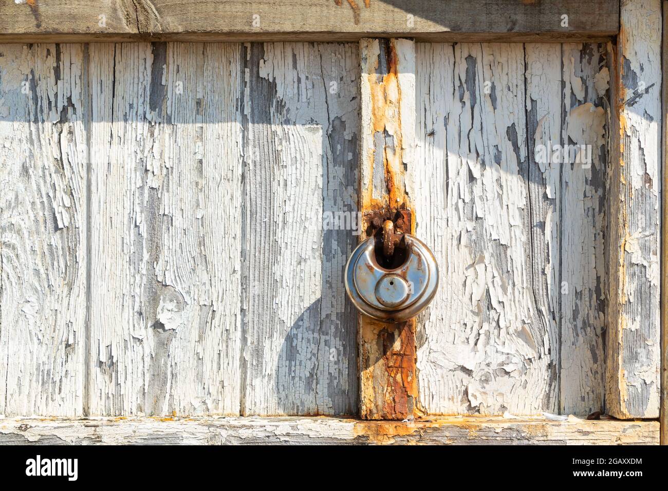 Cadenas sur peinture blanche en détresse sur la hutte de la plage à St Leonards sur la mer, East Sussex Banque D'Images