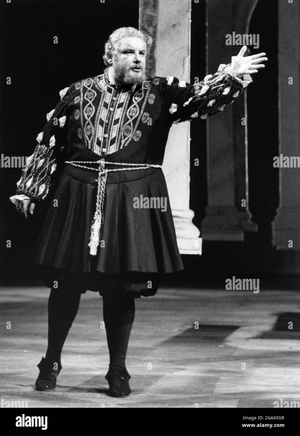 Richard Griffiths (roi Henry VIII) dans HENRY VIII par Shakespeare à la Royal Shakespeare Company (RSC), Royal Shakespeare Theatre, Stratford-upon-Avon, Angleterre 14/06/1983 conception: Hayden Griffin éclairage: David Hersey réalisateur: Howard Davies assisté de David Edgar Banque D'Images