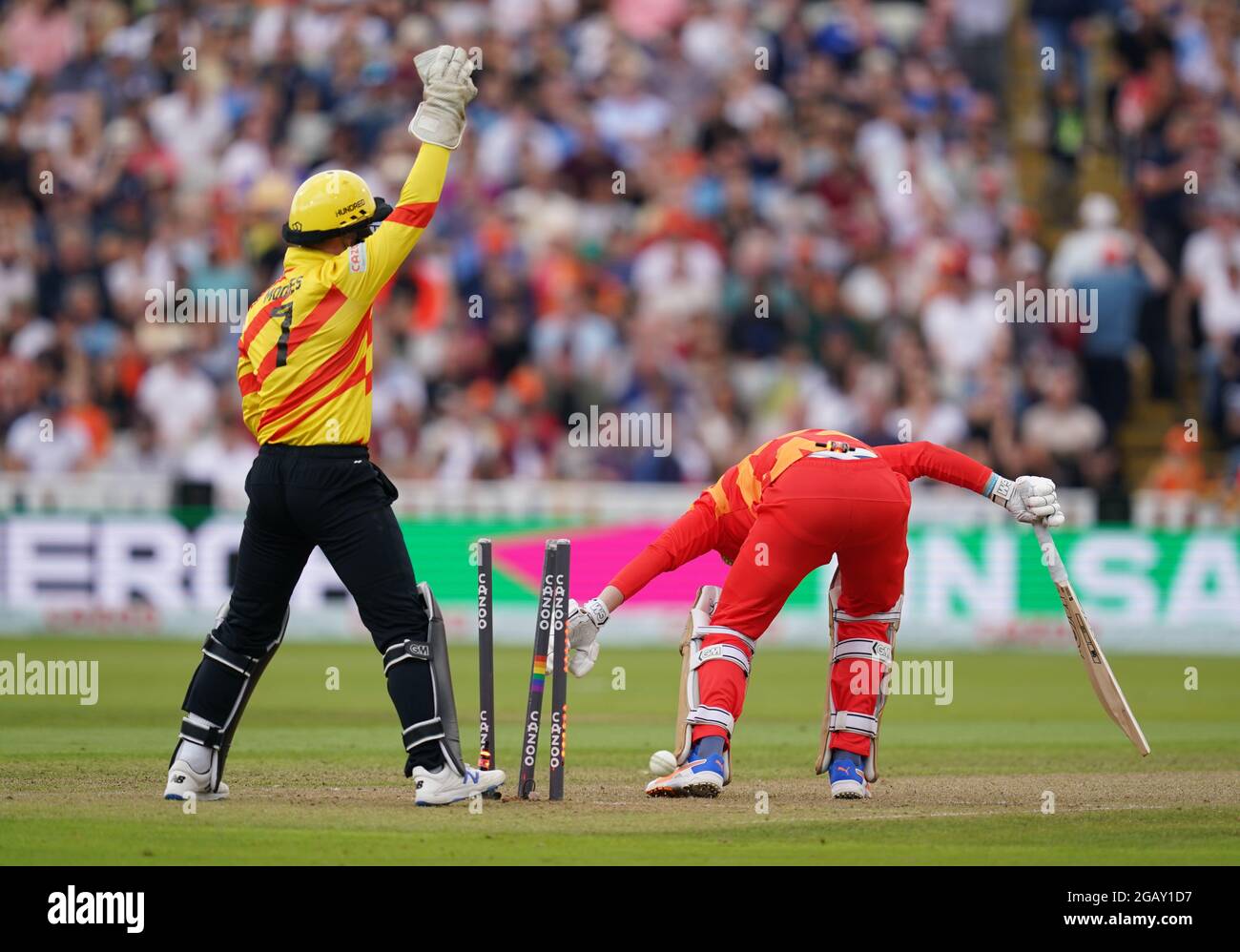 Le Miles Hammond de Birmingham Phoenix (à droite) est animé par le Rashid Khan de Trent Rockets (non représenté) lors du match de cent matchs à Edgbaston, Birmingham. Date de la photo: Dimanche 1er août 2021. Banque D'Images