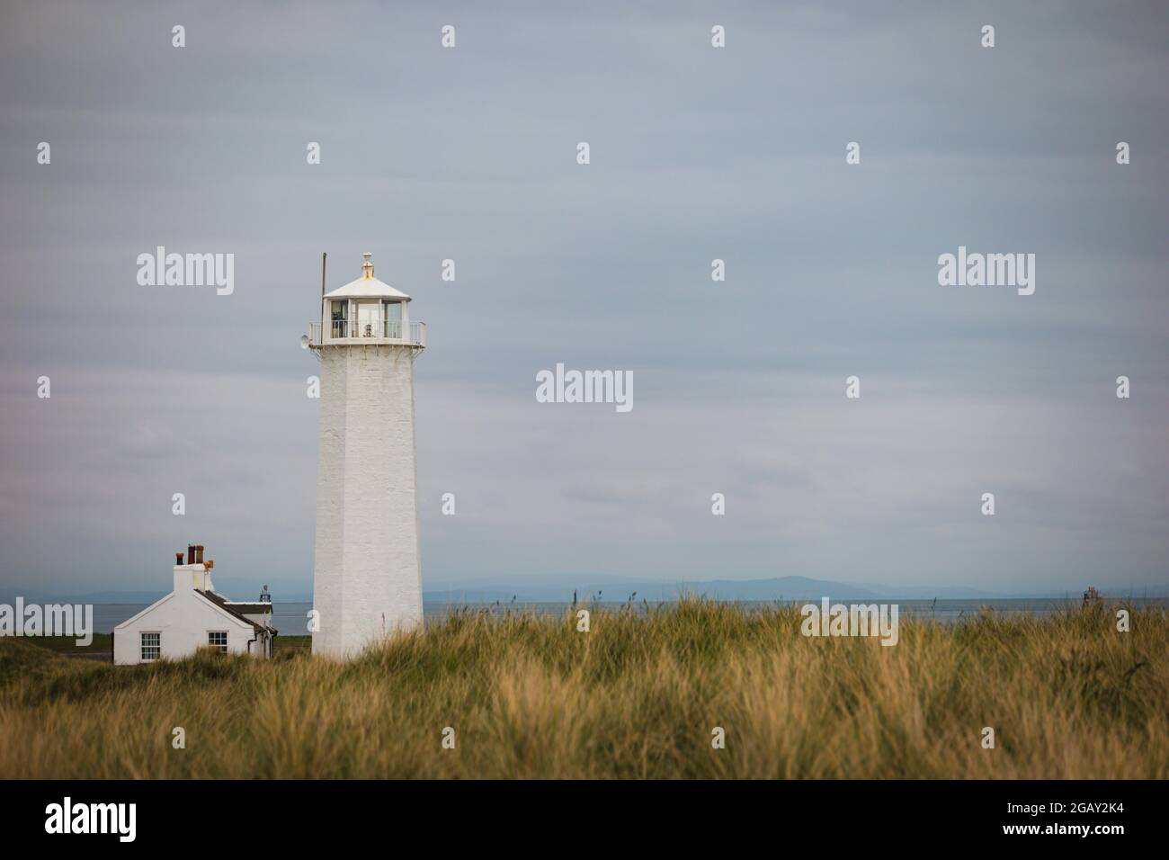 Paysage sauvage exposé de prairie de dunes sur Walney Island avec le phare et le cottage Banque D'Images