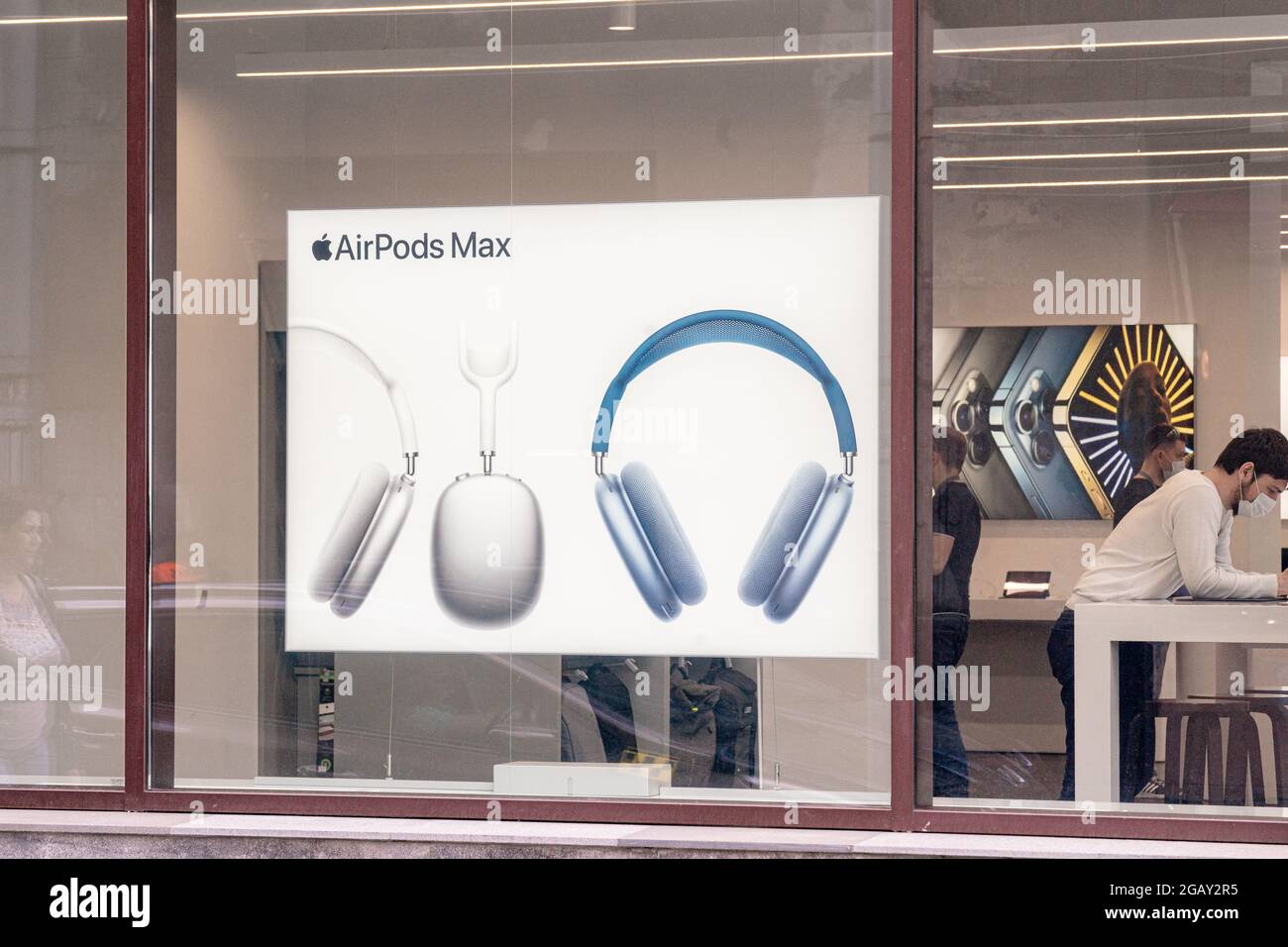 Airpods Max dans la boutique officielle Apple Store, St Peterburg, Russie  Photo Stock - Alamy