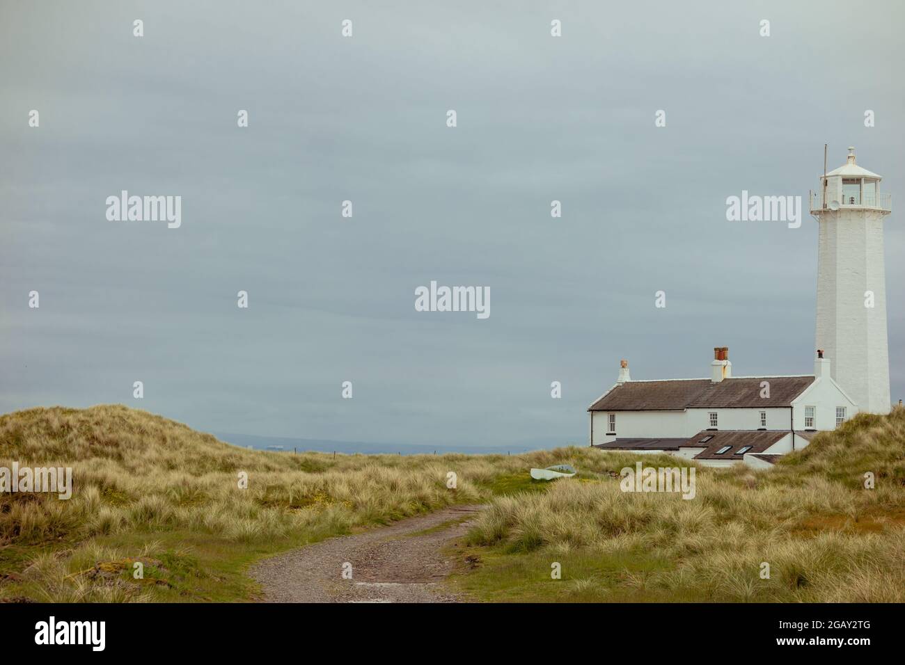 Paysage de Walney Island avec le lighhouse, chalet, prairie sauvage de dunes et espace blanc Banque D'Images