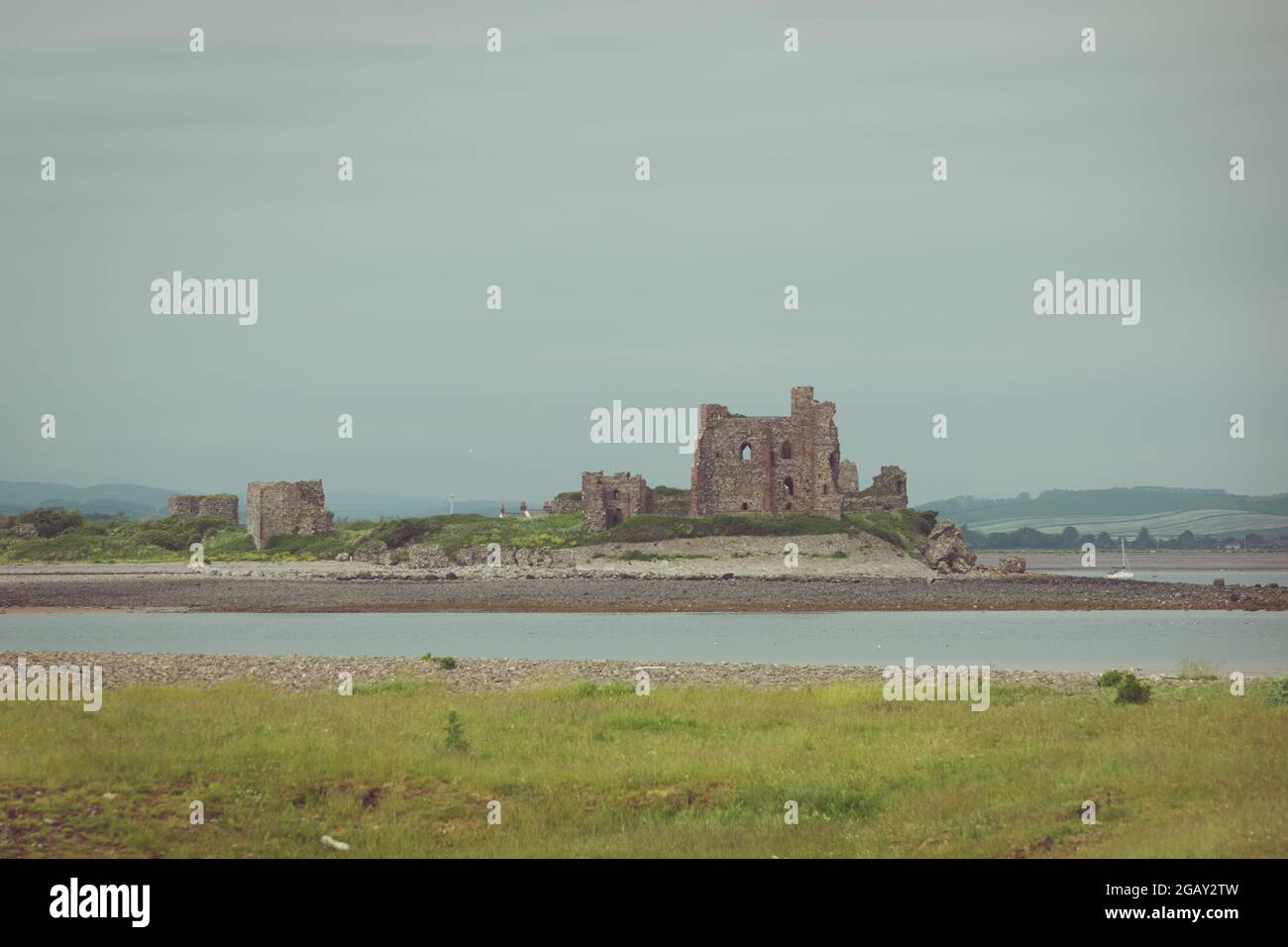 Vue sur le château de Piel depuis Walney Island, Furness Islands Group Banque D'Images