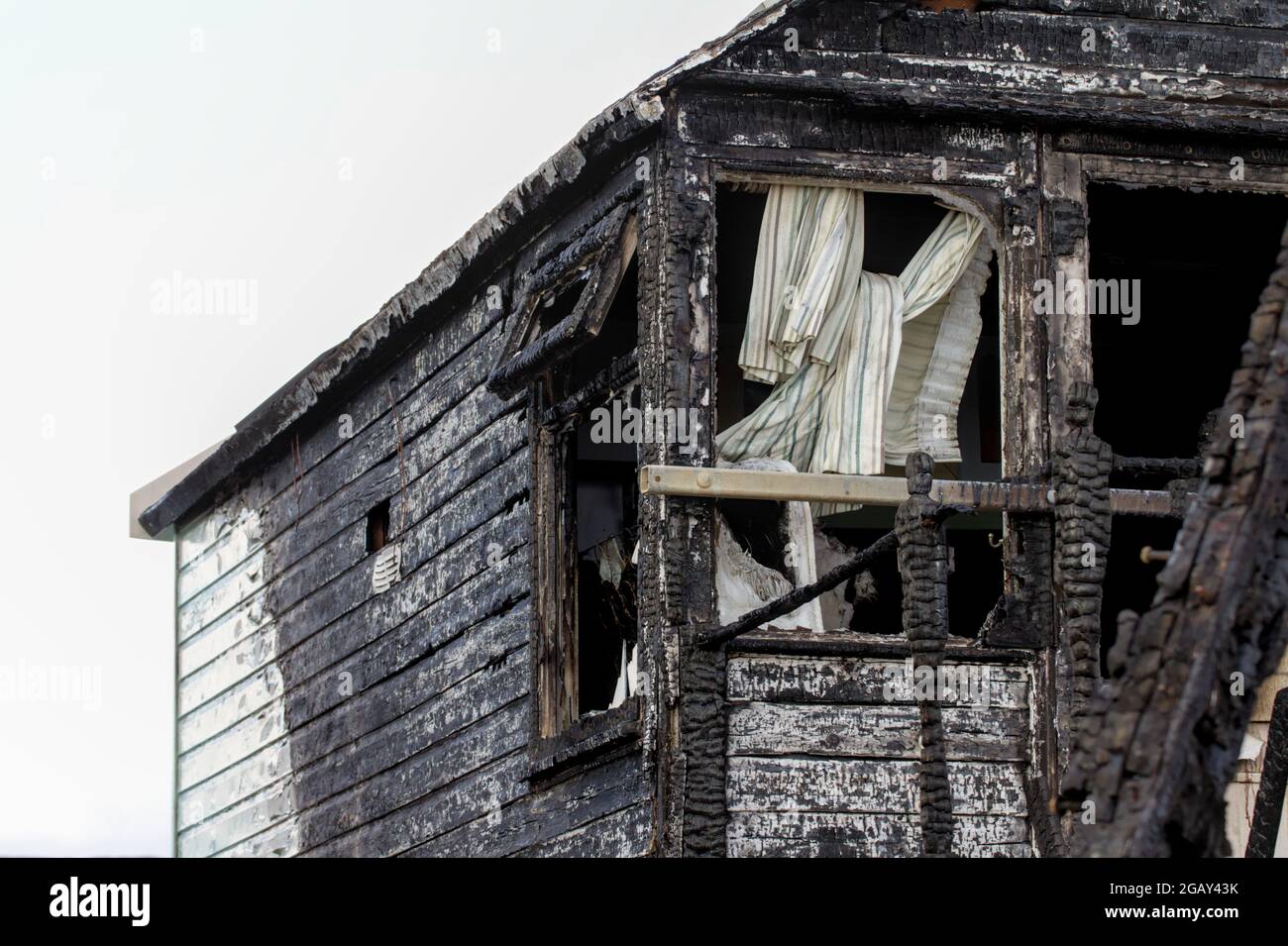 A brûlé Wooden Beach Hut après UN incendie sur Mudeford Sand Spit Chrstchurch Royaume-Uni Banque D'Images