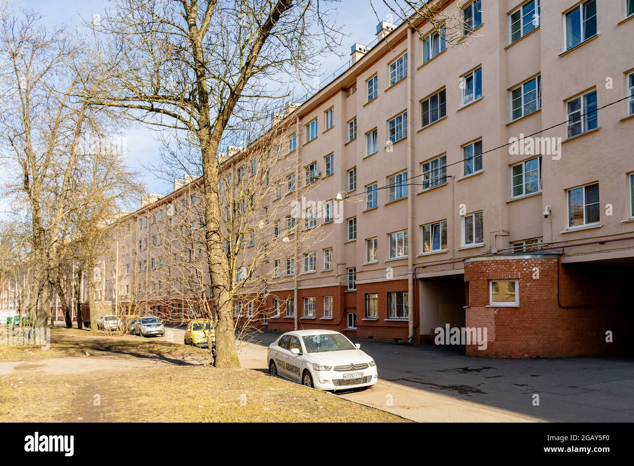L'un des plus longs bâtiments résidentiels, de 370 mètres de long, conçu par l'architecte Simonov en 1932 dans le style contructiviste, Saint-Pétersbourg, Russie Banque D'Images L'un des plus longs bâtiments résidentiels, de 370 mètres de long, conçu par l'architecte Simonov en 1932 dans le style contructiviste, Saint-Pétersbourg, Russie Banque D'Images