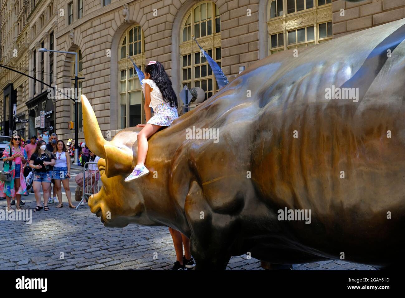 Petite fille à cheval sur le Bull de Wall Street Banque D'Images