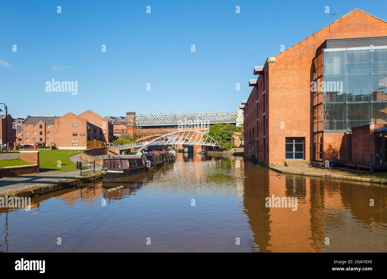 Vue sur la passerelle Merchants Warehouse et Merchants Bridge, le canal Bridgewater et le viaduc ferroviaire, Castleford Basin, Manchester, nord-ouest de l'Angleterre Banque D'Images